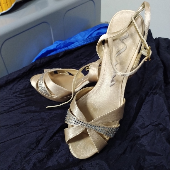 Size 8 Gold heels by Mina - Picture 5 of 6